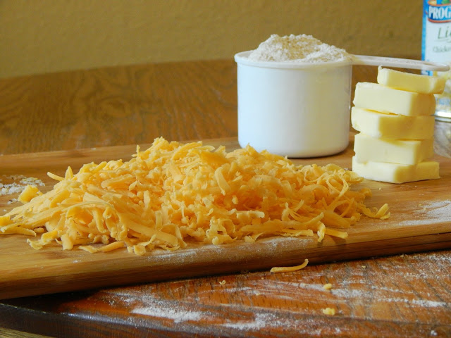 How to make homemade whole wheat cheddar cheese crackers