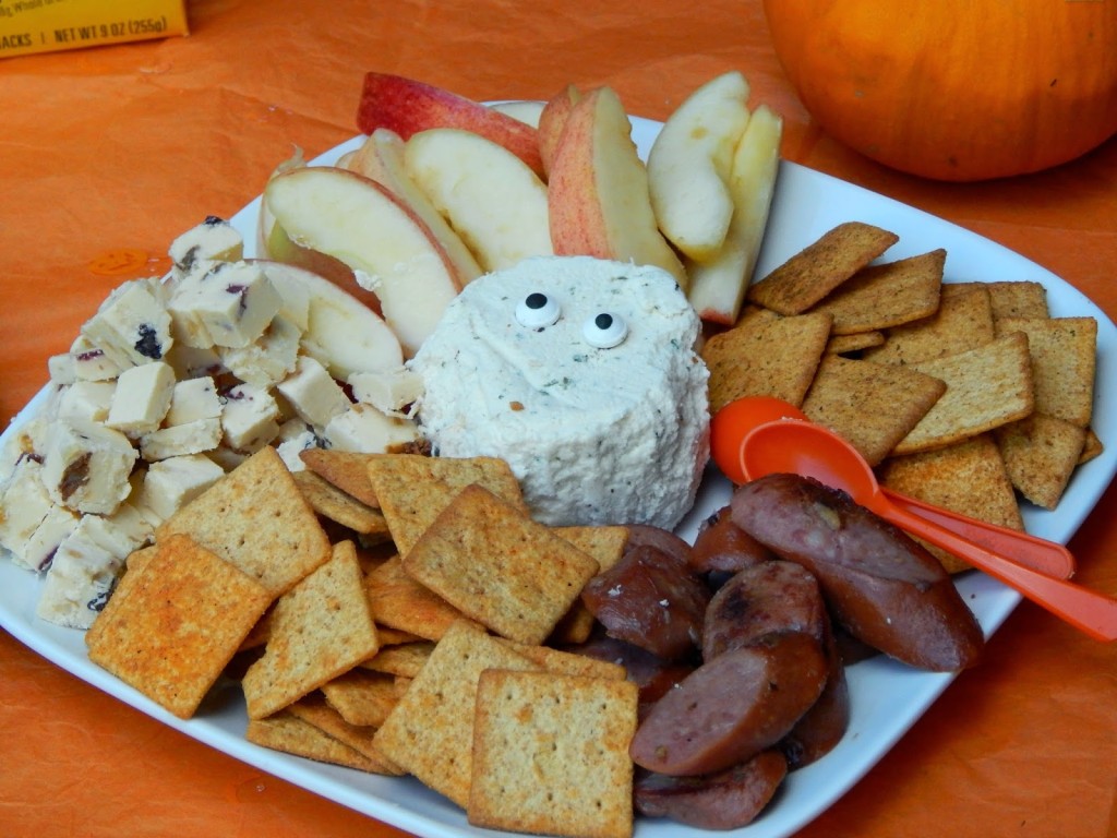 Halloween Snack Ideas / Spider Snacks / Oreo Bats / #SpookySnacks #shop #cbias