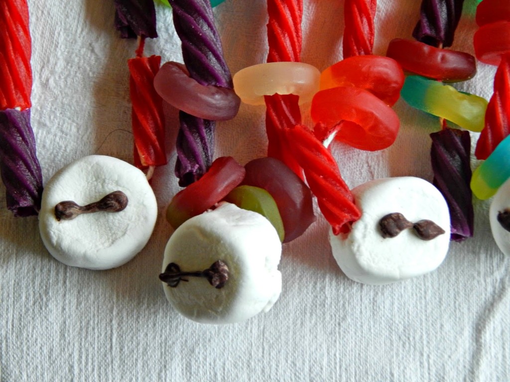 Big Hero 6 / DIY Baymax Candy Necklaces #BigHero6MovieNight #ad @Target 