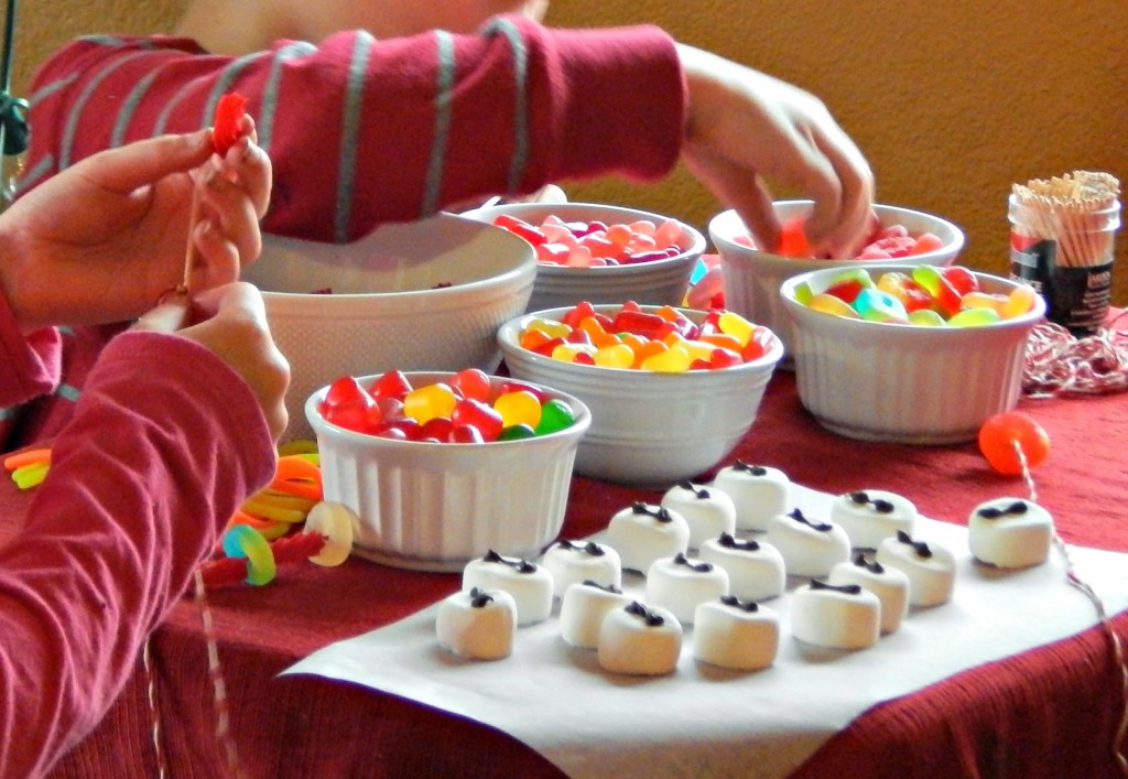 Big Hero 6 / DIY Baymax Candy Necklaces #BigHero6MovieNight #ad @Target 