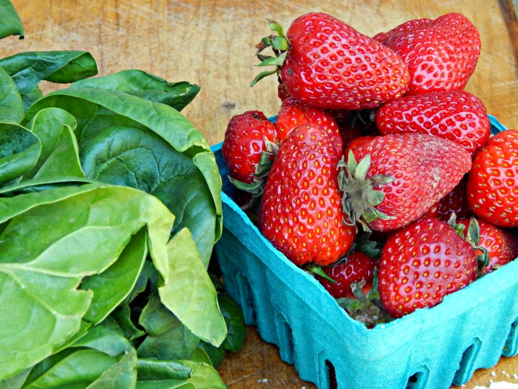 Here's a recipe for a delicious Strawberry Chicken Salad #FosterFarmsFresh AD