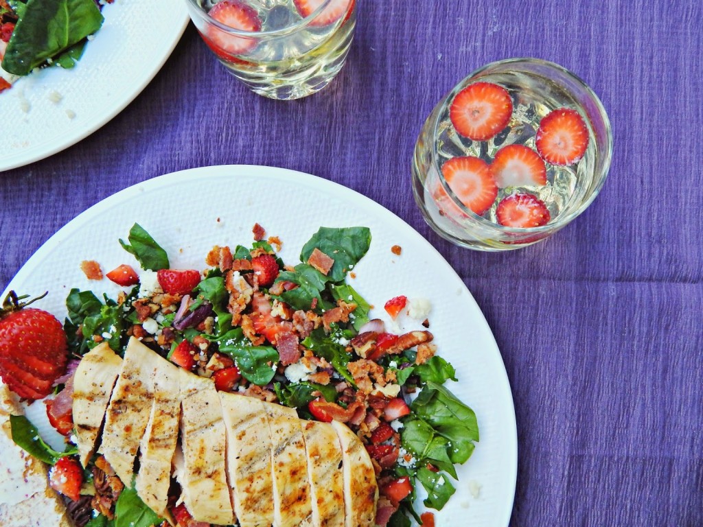 Here's a recipe for a delicious Strawberry Chicken Salad #FosterFarmsFresh AD