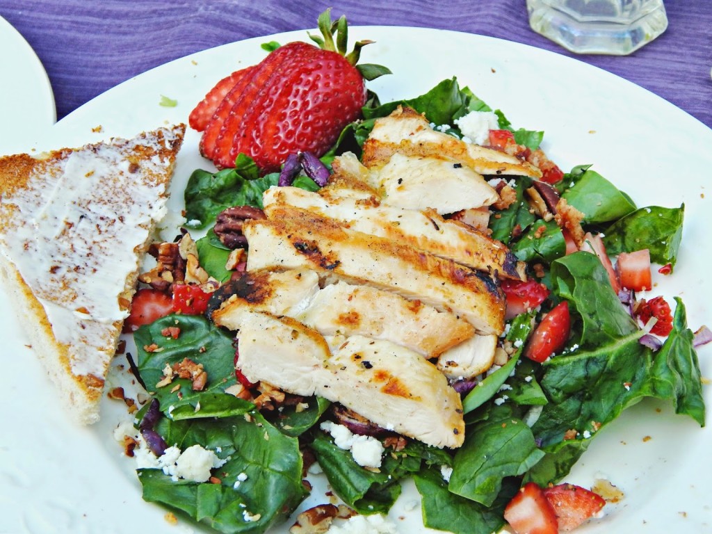 Here's a recipe for a delicious Strawberry Chicken Salad #FosterFarmsFresh AD