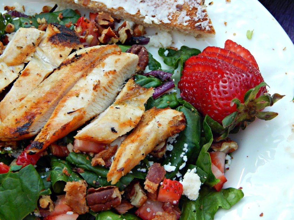 Here's a recipe for a delicious Strawberry Chicken Salad #FosterFarmsFresh AD