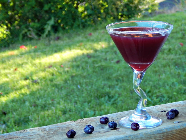 Blueberry Lemon Drop Cocktail via @melissakaylene 