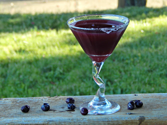 Blueberry Lemon Drop Cocktail via @melissakaylene 