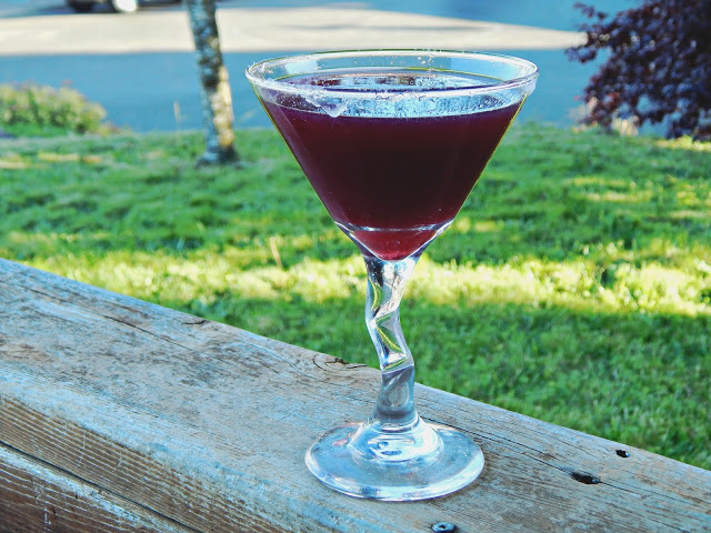 Blueberry Lemon Drop Cocktail via @melissakaylene 