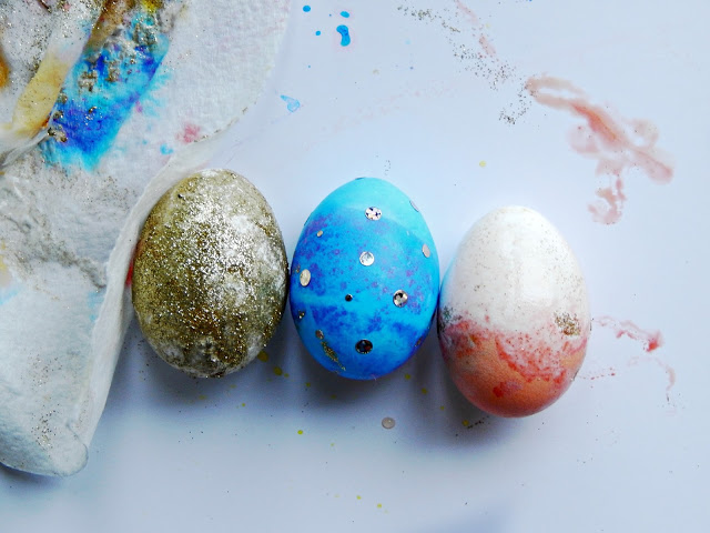 3 Ways to make sparkly Easter eggs #spoonfuloffun #ad