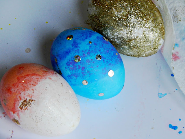 3 Ways to make sparkly Easter eggs #spoonfuloffun #ad